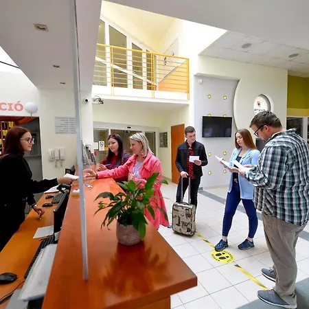 Campus 3* ديبريتْسين
